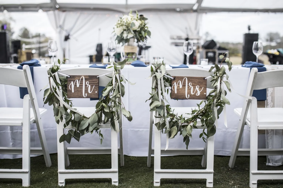 Witte stoelen - Elegant en stapelbaar | Gender Reveal