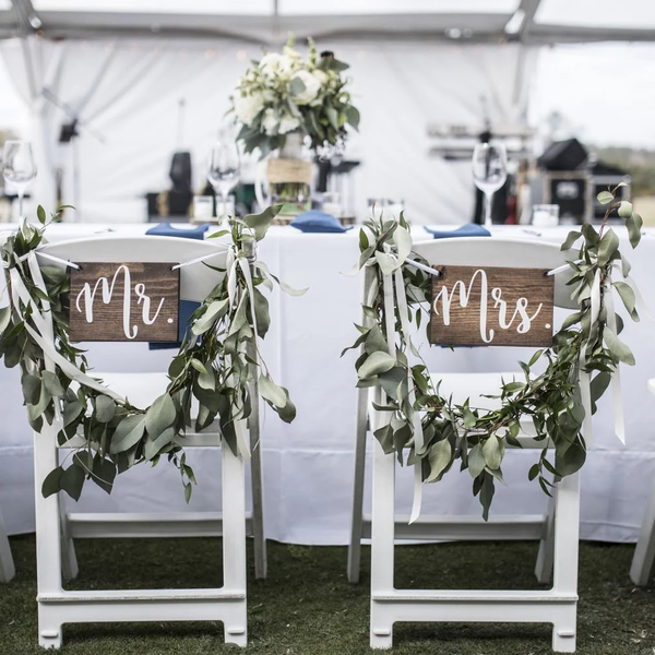 Witte stoelen - Elegant en stapelbaar | Gender Reveal